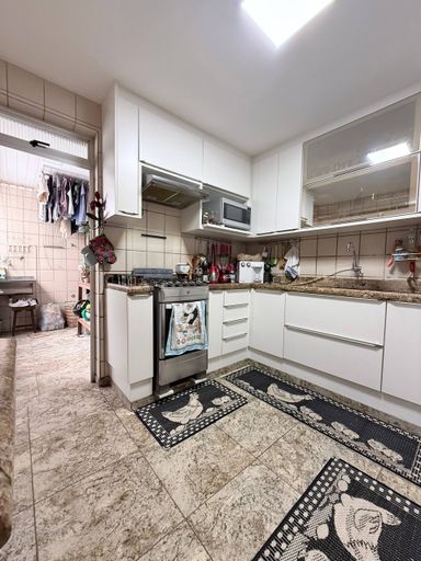 Cozinha excelente com armários embutidos