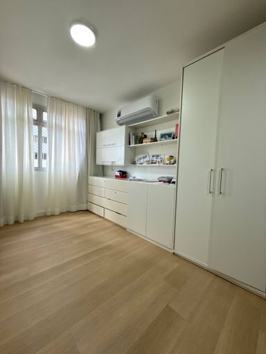 Suíte ampla arejada com armários embutidos