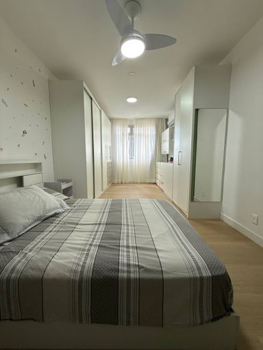 Suíte ampla arejada com armários embutidos