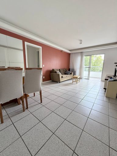 Sala de 25m² com varanda