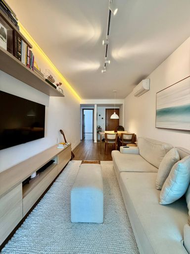 Sala com varandão, iluminação embutida e climatizada