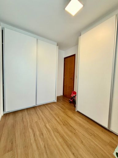 Quarto com armários e varanda privativa