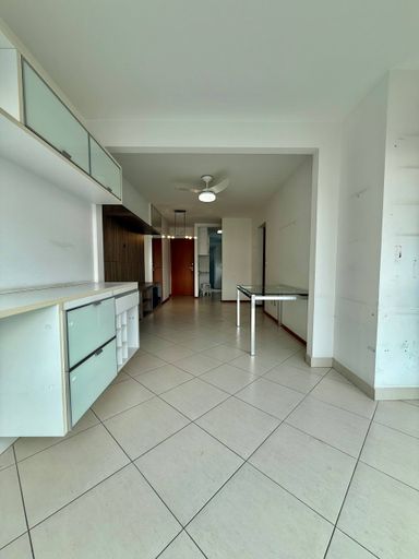 Sala com varandão integrada de frente para a rua