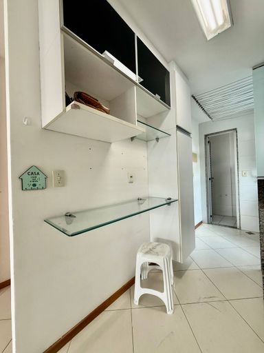 Cozinha com armários embutidos e integrada com sala
