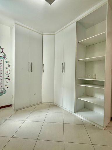 Quarto com armários