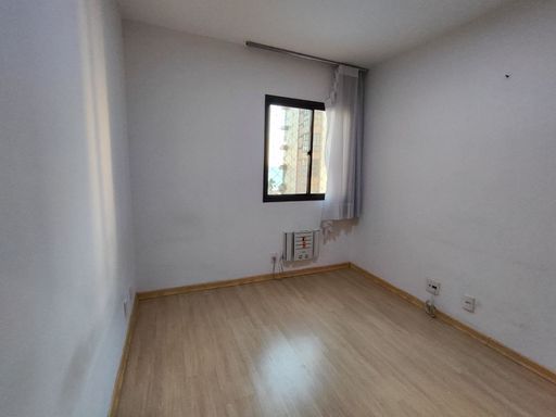 Quarto com armário
