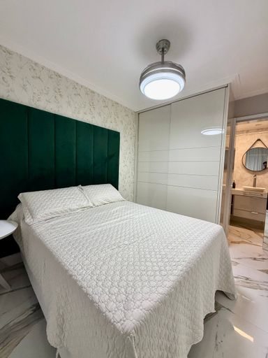 Suíte com armários e fino acabamento