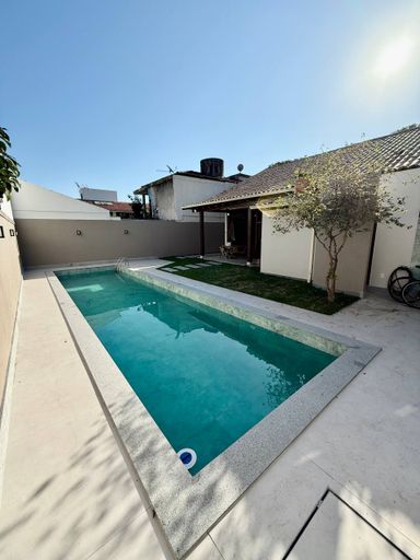 Piscina e area de lazer revitalizadas