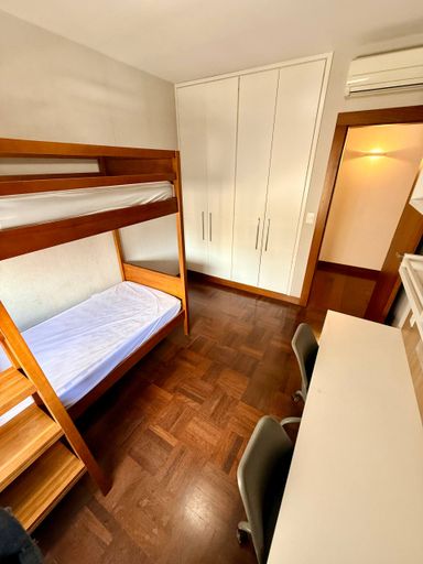 Quarto com armários