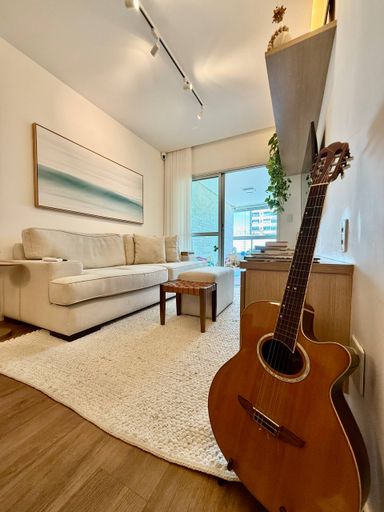 Sala com varandão, iluminação embutida e climatizada