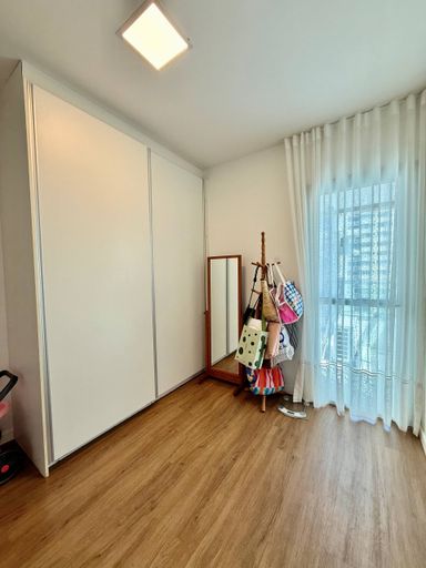 Quarto com armários e varanda privativa