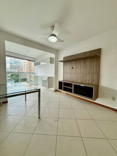 Sala com varandão integrada de frente para a rua