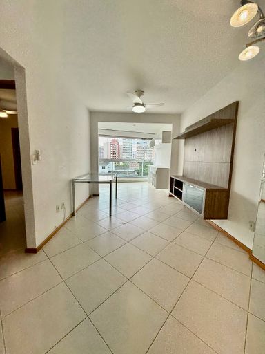 Sala com varandão integrada de frente para a rua