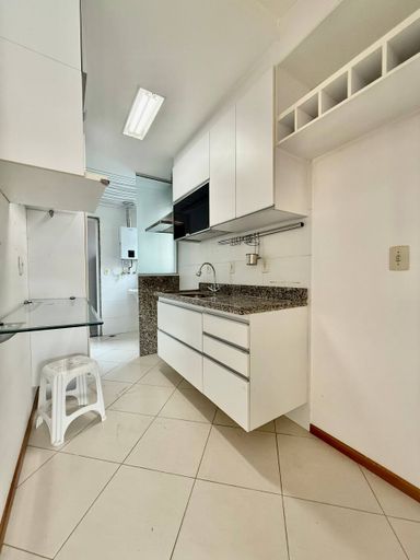Cozinha com armários embutidos e integrada com sala