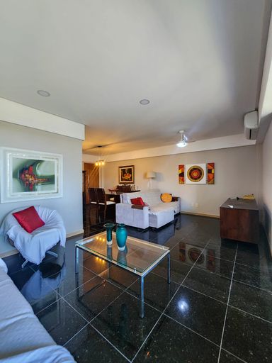 Sala ampla com vista para o Mar