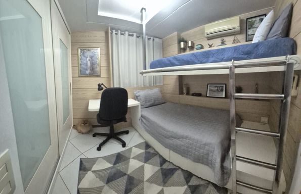 Quarto com armários e Cama embutida