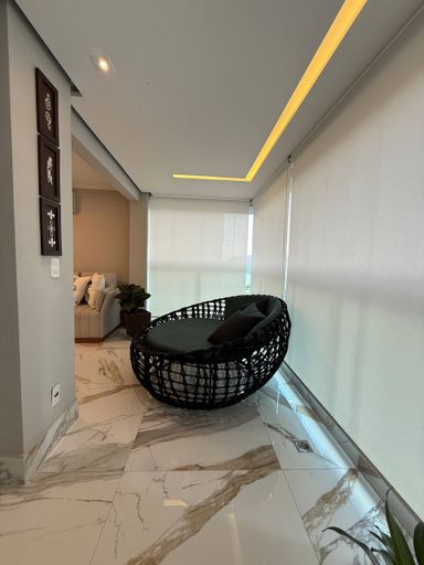 Sala com varanda integrada, marcenaria e iluminação diferenciada