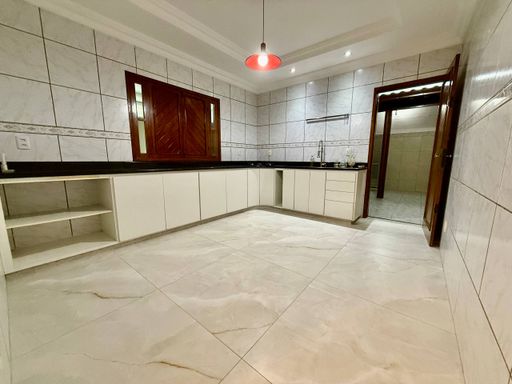Cozinha ampla de Casa a Venda em Colina de Laranjeiras