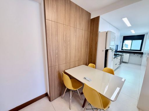Sala dois ambientes com painel e Rack