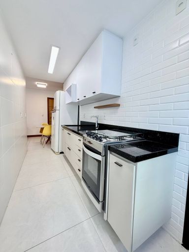 Cozinha com armários embutidos e fogão