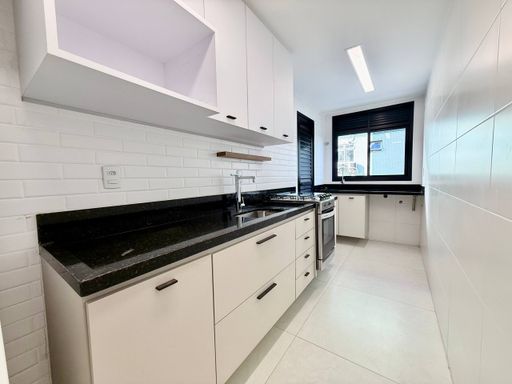 Cozinha com armários embutidos e fogão