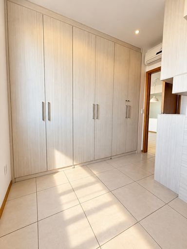 Quarto com armários