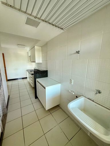 Cozinha ampla bem arejada e com boa luz natural