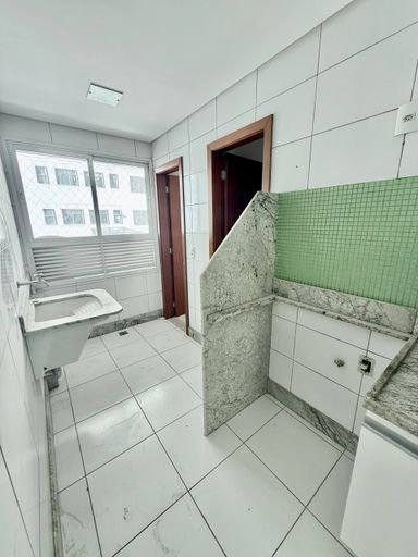 Cozinha ampla com armários