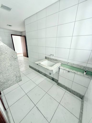 Cozinha ampla com armários