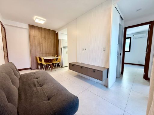 Sala dois ambientes com painel e Rack