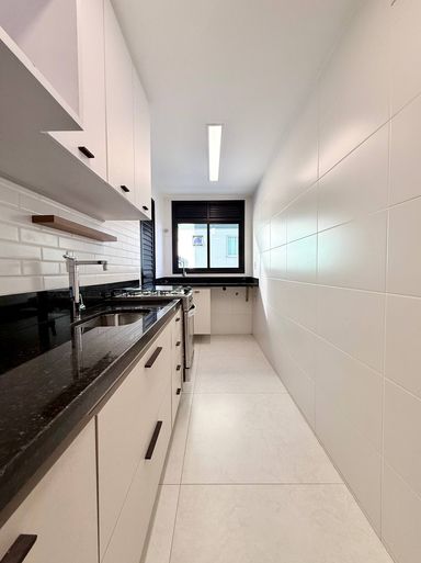 Cozinha com armários embutidos e fogão