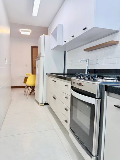 Cozinha com armários embutidos e fogão