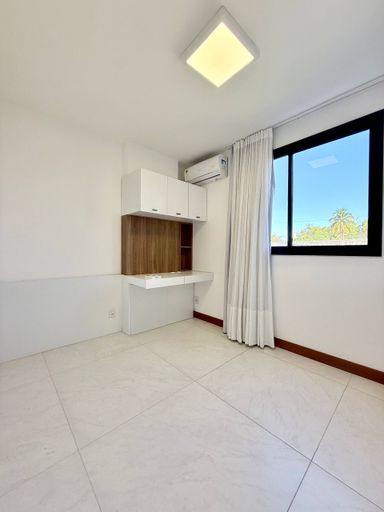 Quarto voltado para o Mar, com armários e Ar condicionado