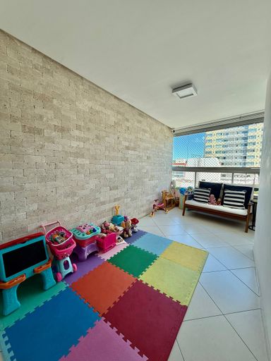 Sala com varandão, iluminação embutida e climatizada