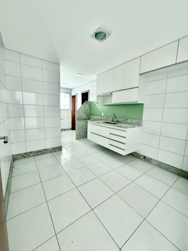 Cozinha ampla com armários