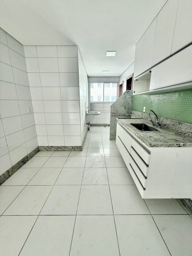 Cozinha ampla com armários