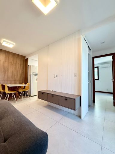Sala dois ambientes com painel e Rack