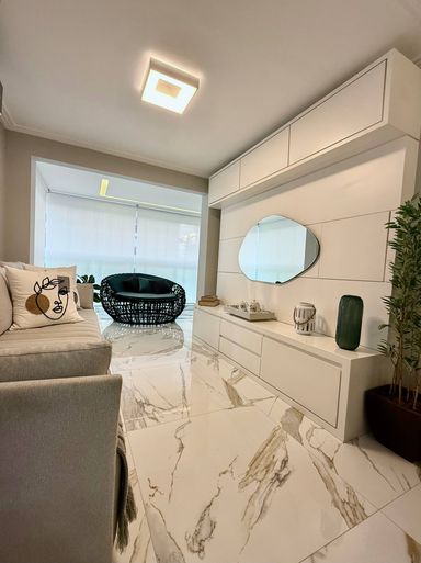 Sala com varanda integrada, marcenaria e iluminação diferenciada