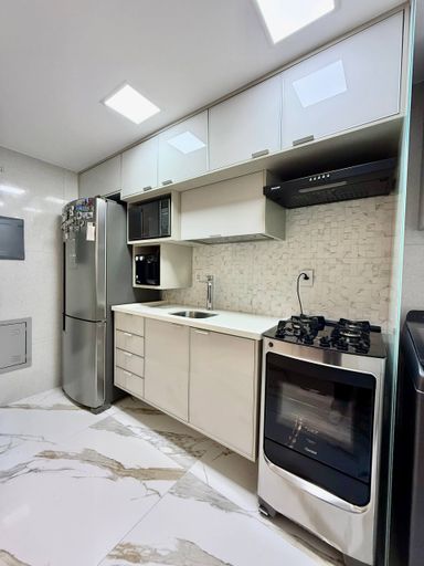 Cozinha com armários e alto padrao de acabamento