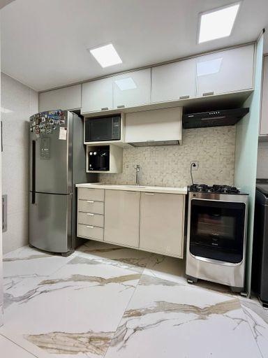 Cozinha com armários e alto padrao de acabamento