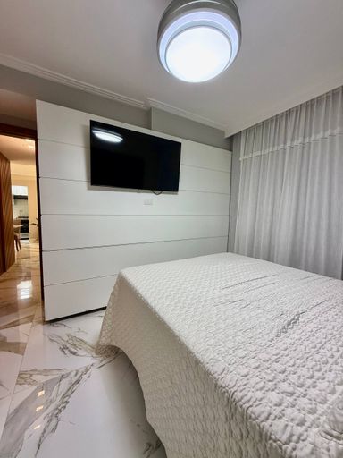 Suíte com armários e fino acabamento