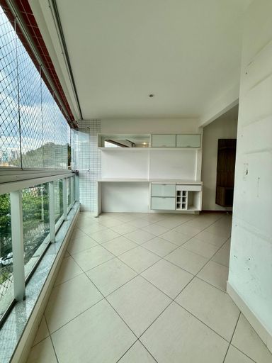 Sala com varandão integrada de frente para a rua