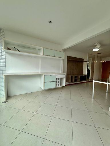 Sala com varandão integrada de frente para a rua