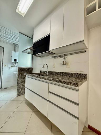 Cozinha com armários embutidos e integrada com sala