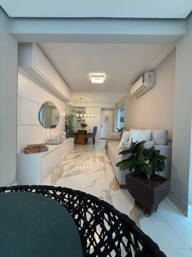 Sala com varanda integrada, marcenaria e iluminação diferenciada