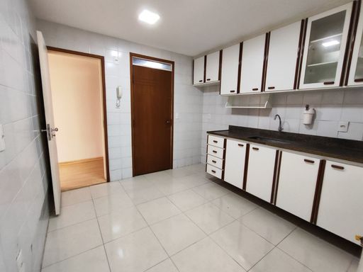 Cozinha ampla com dependencia completa