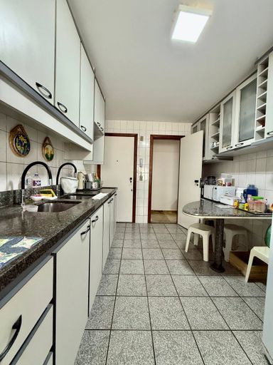 Cozinha ampla com bancada de refeições