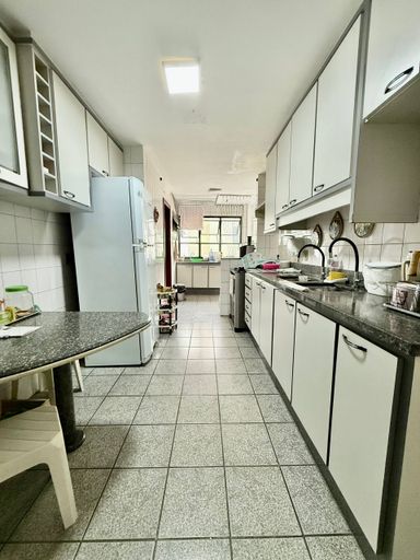 Cozinha ampla com bancada de refeições