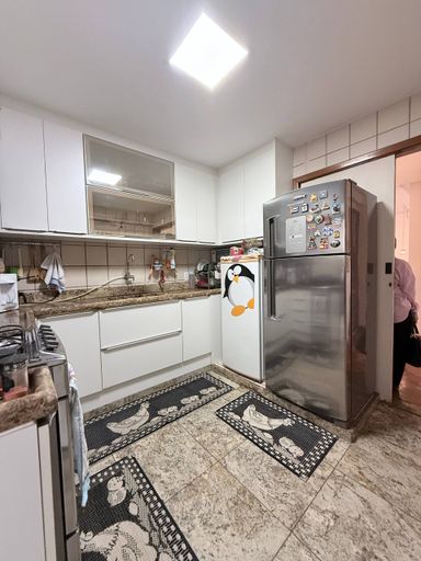 Cozinha excelente com armários embutidos