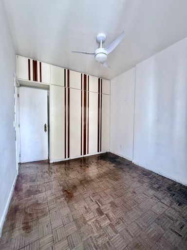 Quarto com armário
